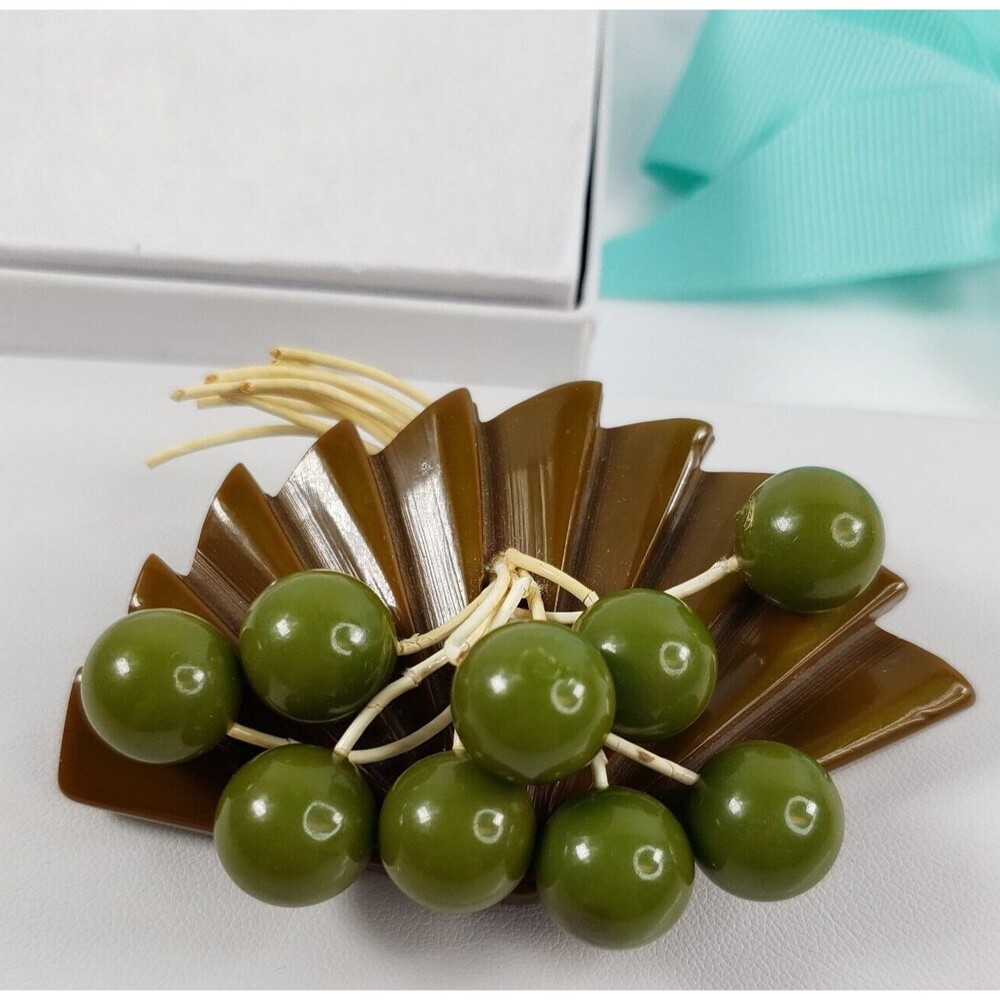Vintage 1920-1930's Bakelite Art Deco Brown Fan With Green Bead/Olive 30g Brooch
